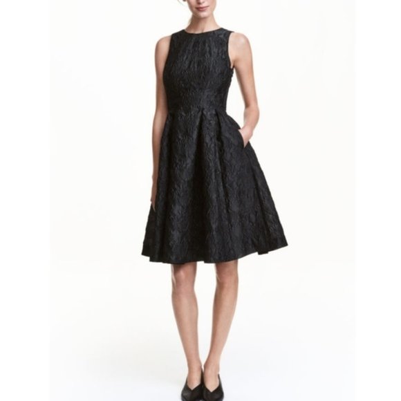 H&M Jacquard textured open back Fit and Flare - Picture 1 of 13